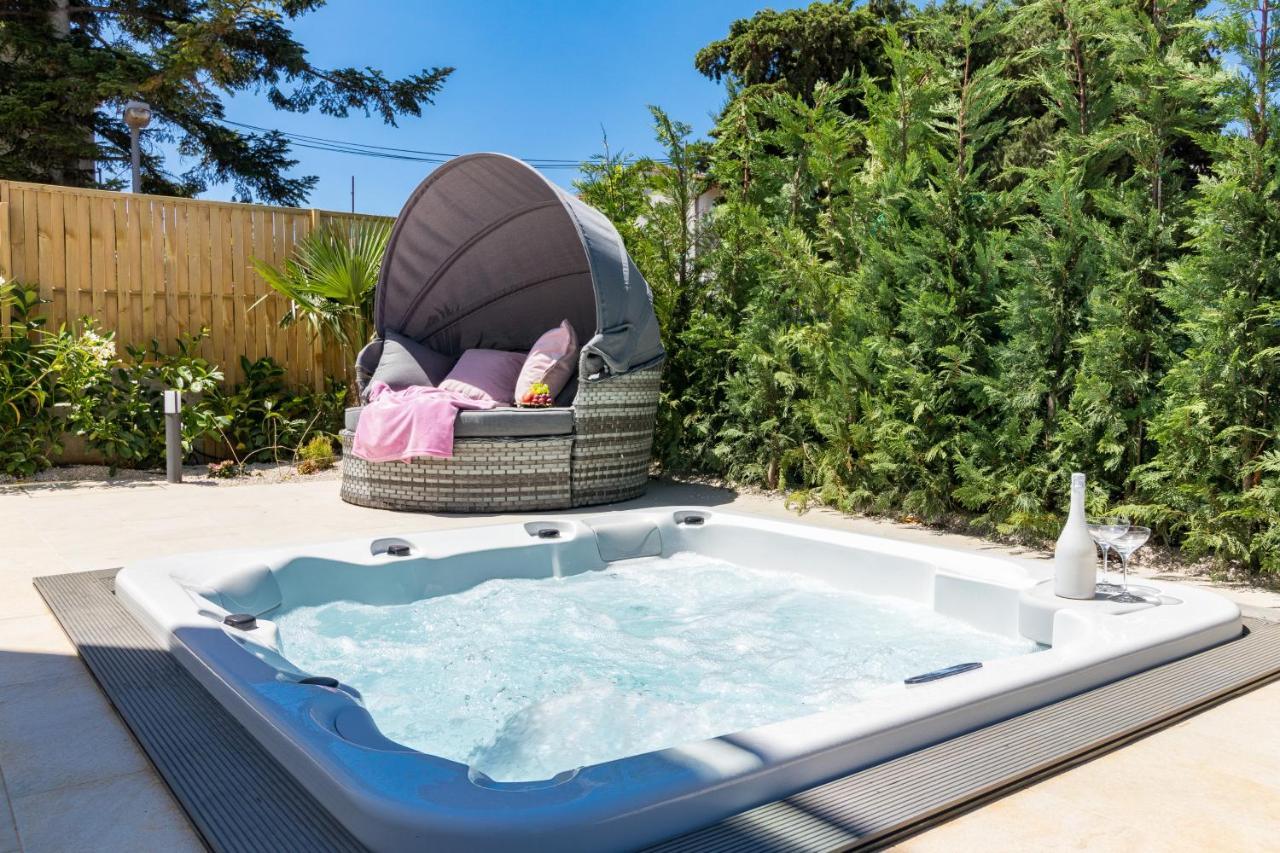 Villa Elena Deluxe Mit Whirlpool Und Beheiztem Pool Am Meer Und Wunderschoenen Blick Auf Die Brijuni Inseln Fažana Esterno foto