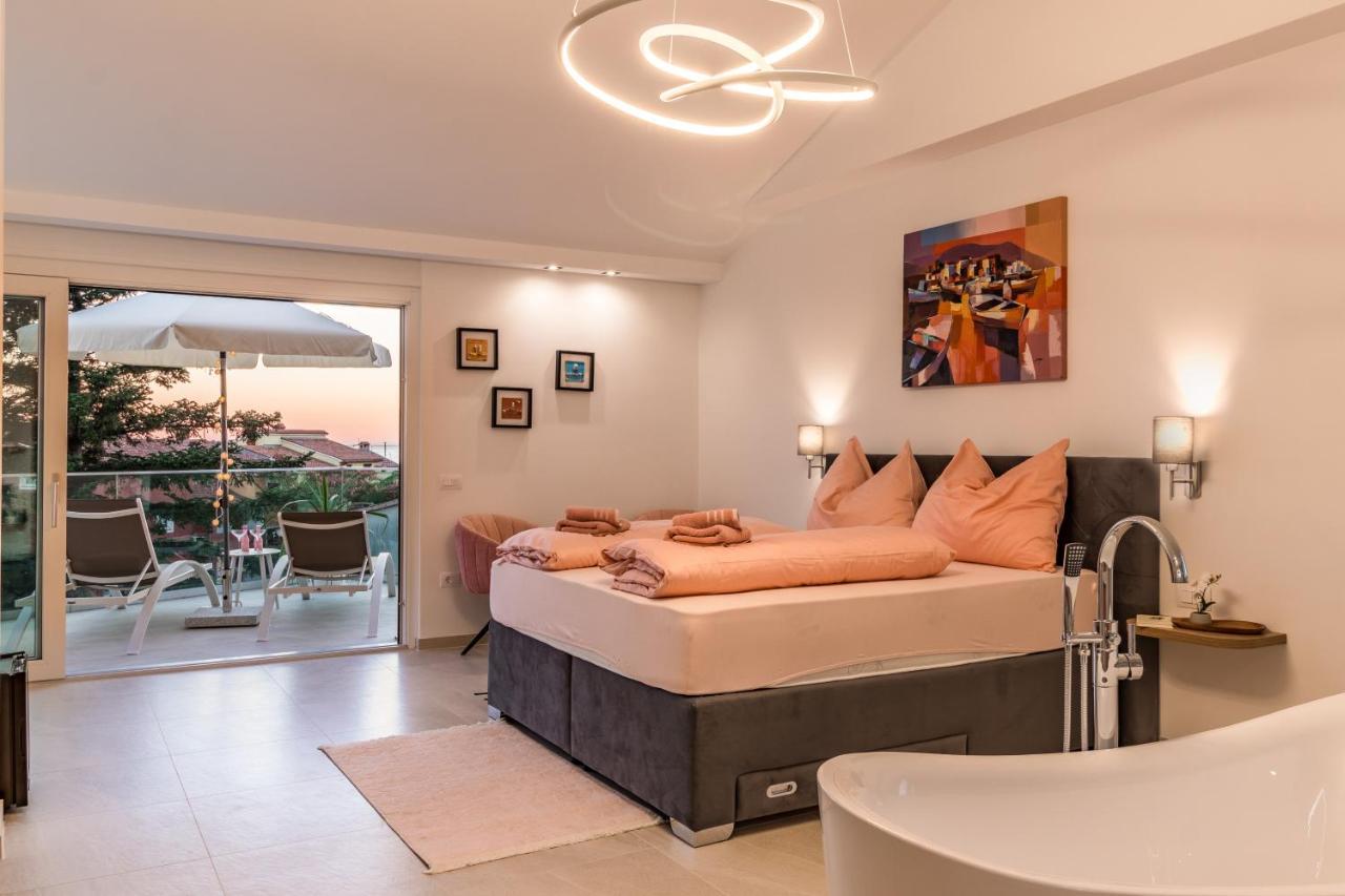 Villa Elena Deluxe Mit Whirlpool Und Beheiztem Pool Am Meer Und Wunderschoenen Blick Auf Die Brijuni Inseln Fažana Esterno foto