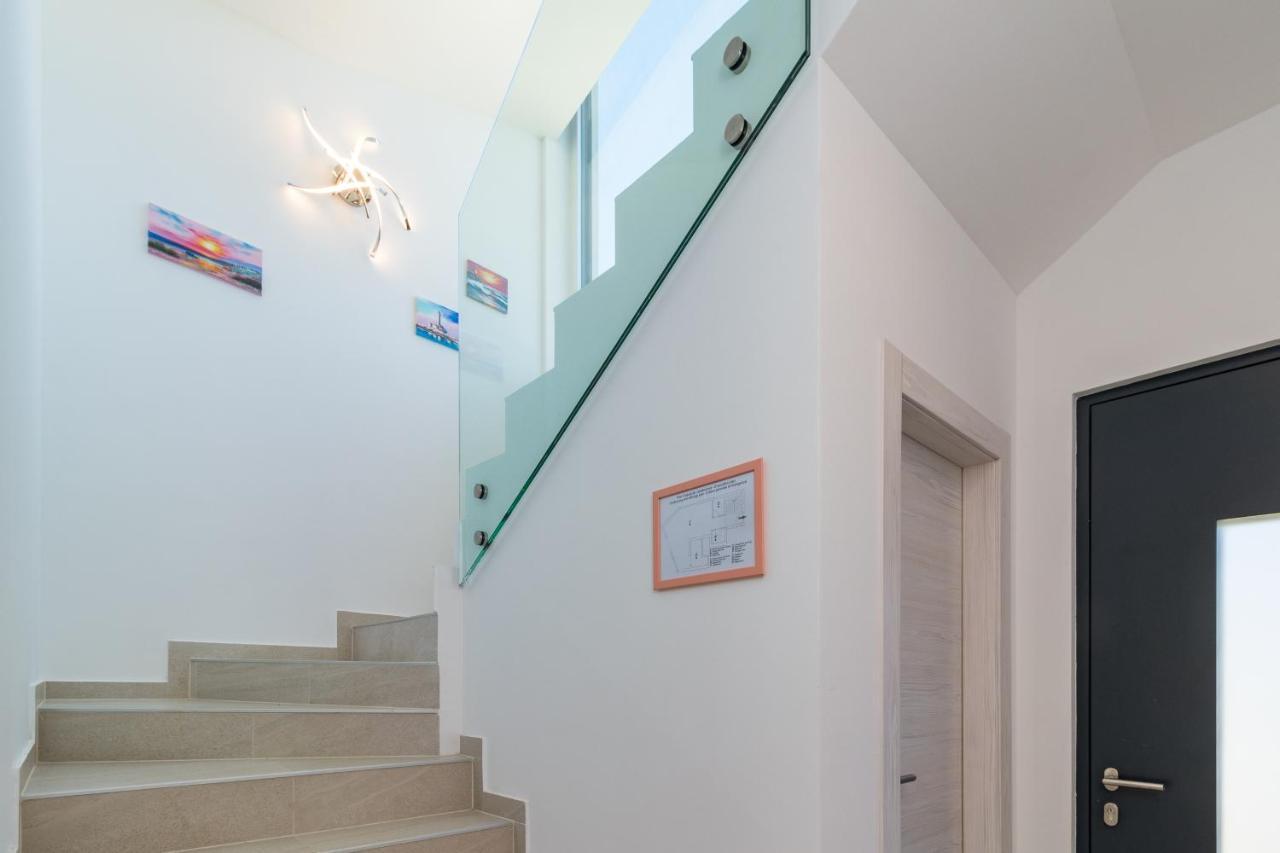Villa Elena Deluxe Mit Whirlpool Und Beheiztem Pool Am Meer Und Wunderschoenen Blick Auf Die Brijuni Inseln Fažana Esterno foto