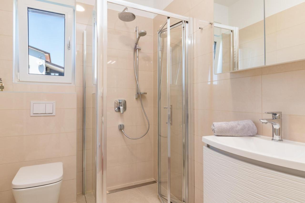 Villa Elena Deluxe Mit Whirlpool Und Beheiztem Pool Am Meer Und Wunderschoenen Blick Auf Die Brijuni Inseln Fažana Esterno foto