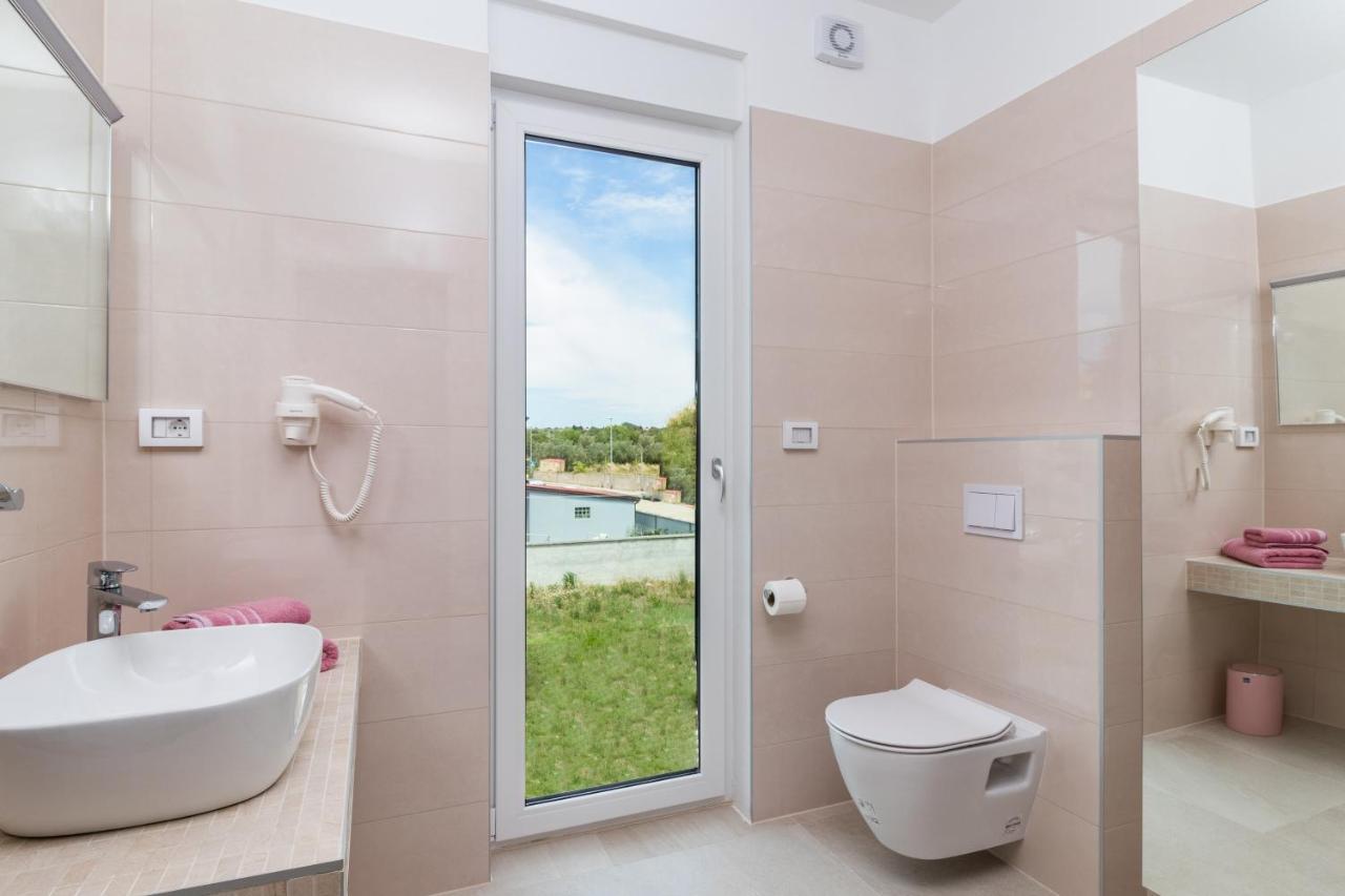 Villa Elena Deluxe Mit Whirlpool Und Beheiztem Pool Am Meer Und Wunderschoenen Blick Auf Die Brijuni Inseln Fažana Esterno foto