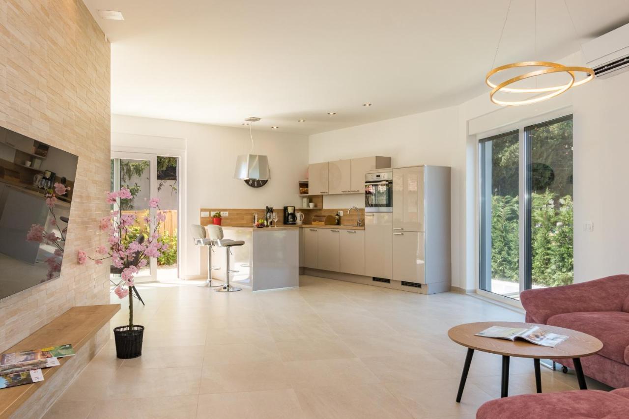 Villa Elena Deluxe Mit Whirlpool Und Beheiztem Pool Am Meer Und Wunderschoenen Blick Auf Die Brijuni Inseln Fažana Esterno foto