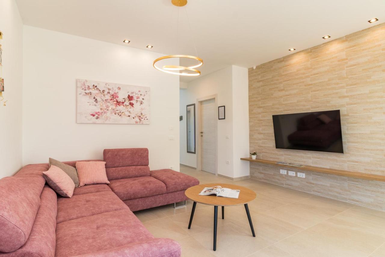Villa Elena Deluxe Mit Whirlpool Und Beheiztem Pool Am Meer Und Wunderschoenen Blick Auf Die Brijuni Inseln Fažana Esterno foto