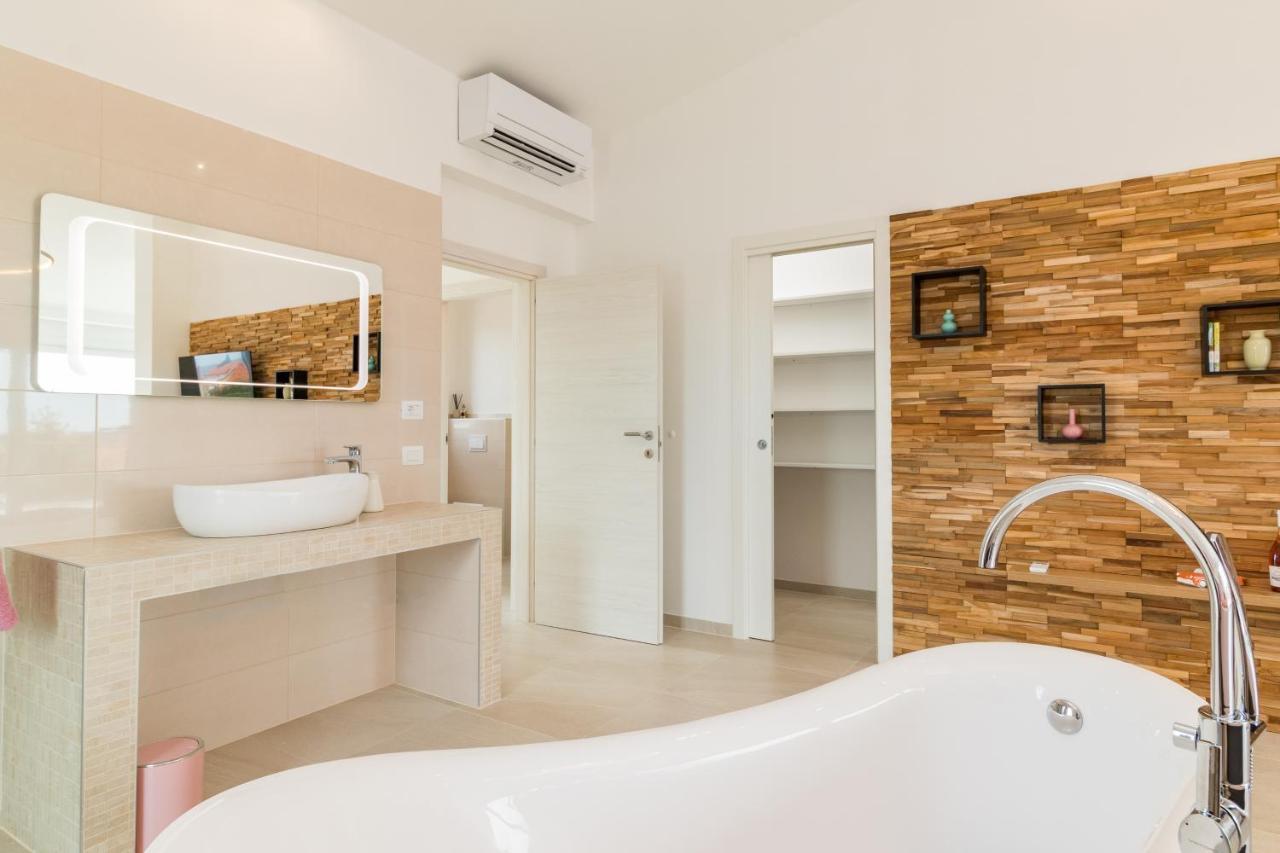 Villa Elena Deluxe Mit Whirlpool Und Beheiztem Pool Am Meer Und Wunderschoenen Blick Auf Die Brijuni Inseln Fažana Esterno foto