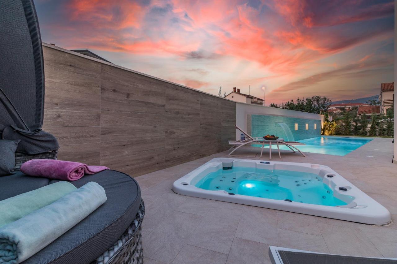 Villa Elena Deluxe Mit Whirlpool Und Beheiztem Pool Am Meer Und Wunderschoenen Blick Auf Die Brijuni Inseln Fažana Esterno foto