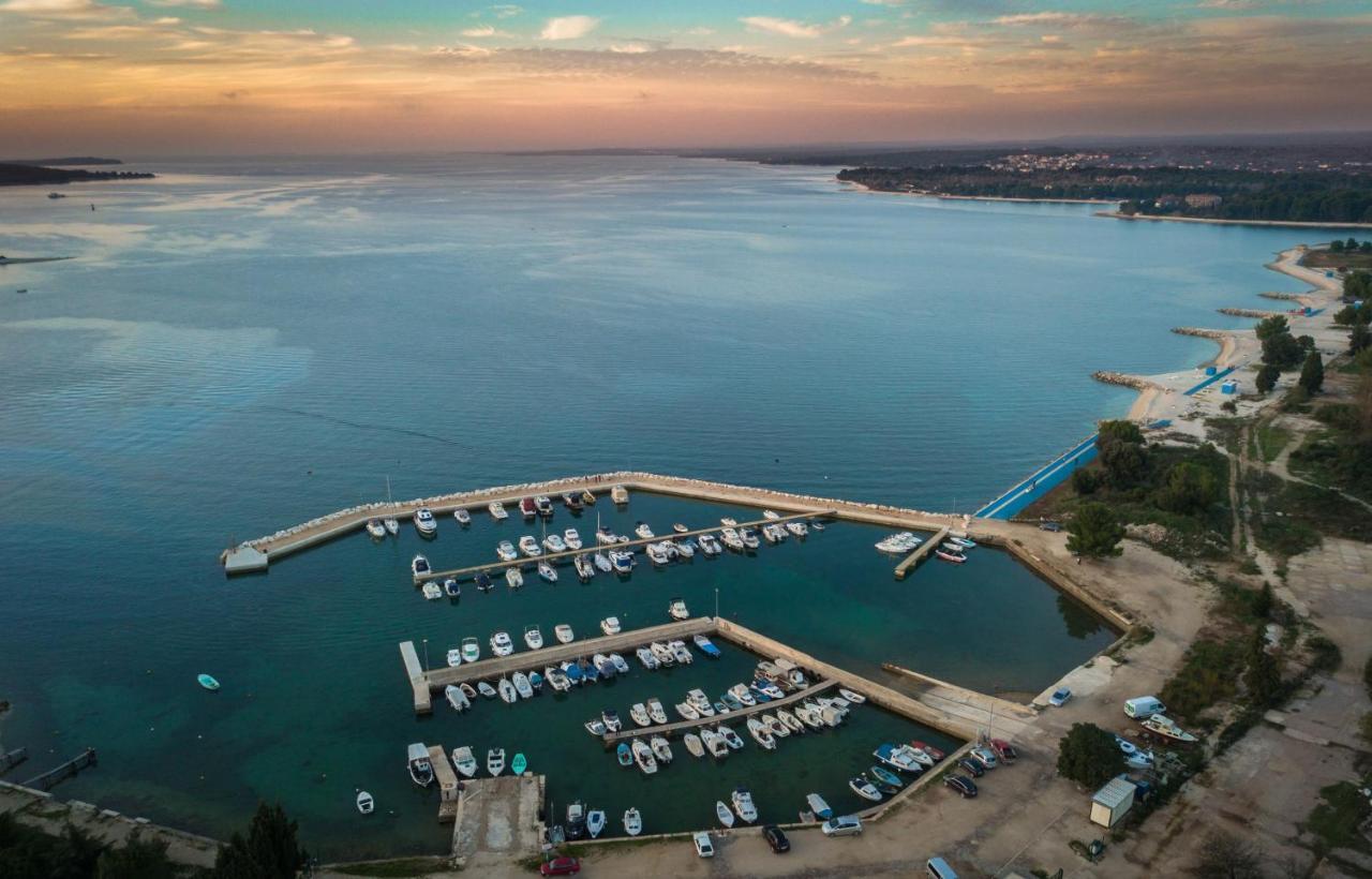 Villa Elena Deluxe Mit Whirlpool Und Beheiztem Pool Am Meer Und Wunderschoenen Blick Auf Die Brijuni Inseln Fažana Esterno foto